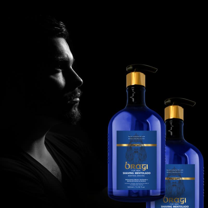 Em um fundo escuro, vemos o perfil de um homem com barba, cuja face é iluminada parcialmente. Ao lado dele, há duas garrafas azuis que exibem um rótulo com o nome do produto.