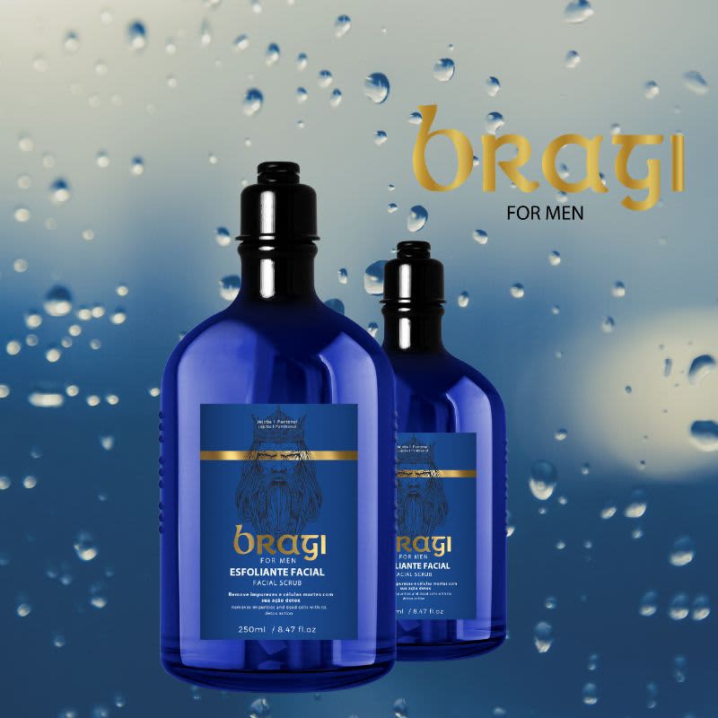 A imagem mostra duas garrafas azuis posicionadas em um fundo desfocado com gotas d'água, dando uma sensação refrescante. O logo em letras amarelas garante destaque para a linha "Bragi" no canto superior direito da imagem.