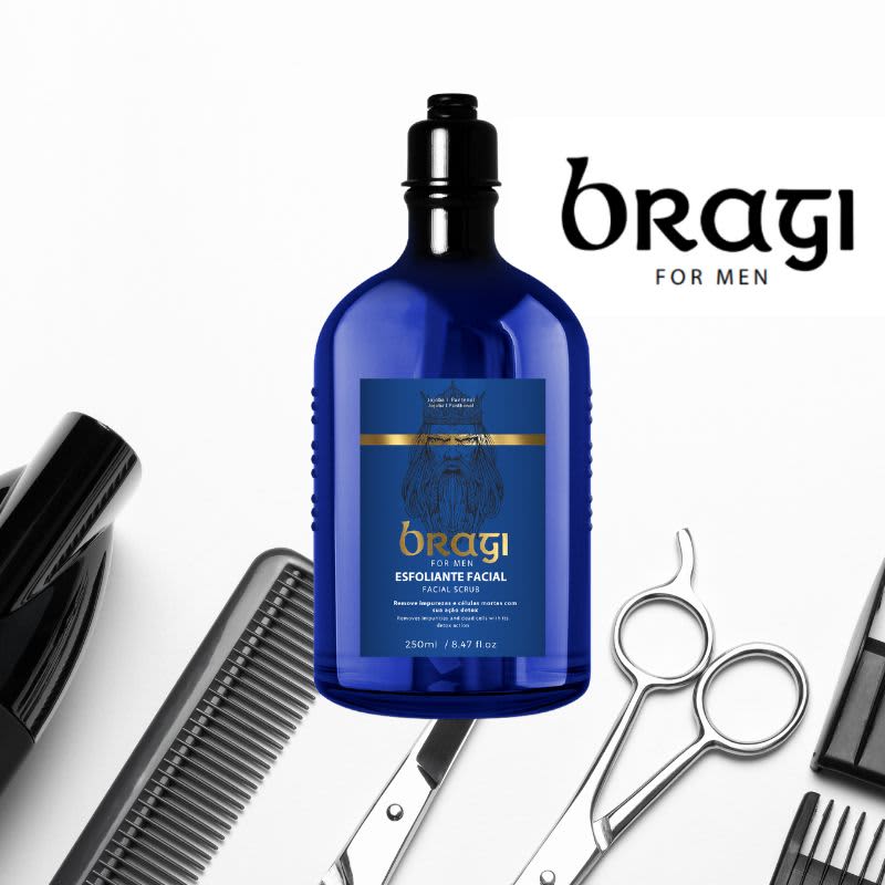 No centro da imagem encontra-se uma grande garrafa azul com o hidratante facial e ao redor estão dispostos diversos acessórios tipicamente usados em barbearias como pentes, tesouras e aparadores.