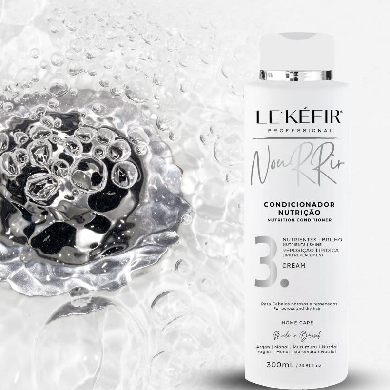 A imagem mostra a embalagem do condicionador em destaque. Ao redor do frasco, há várias gotas de água formando uma textura borbulhante, sugerindo uma sensação refrescante e hidratante. A imagem transmite uma atmosfera bem clean.