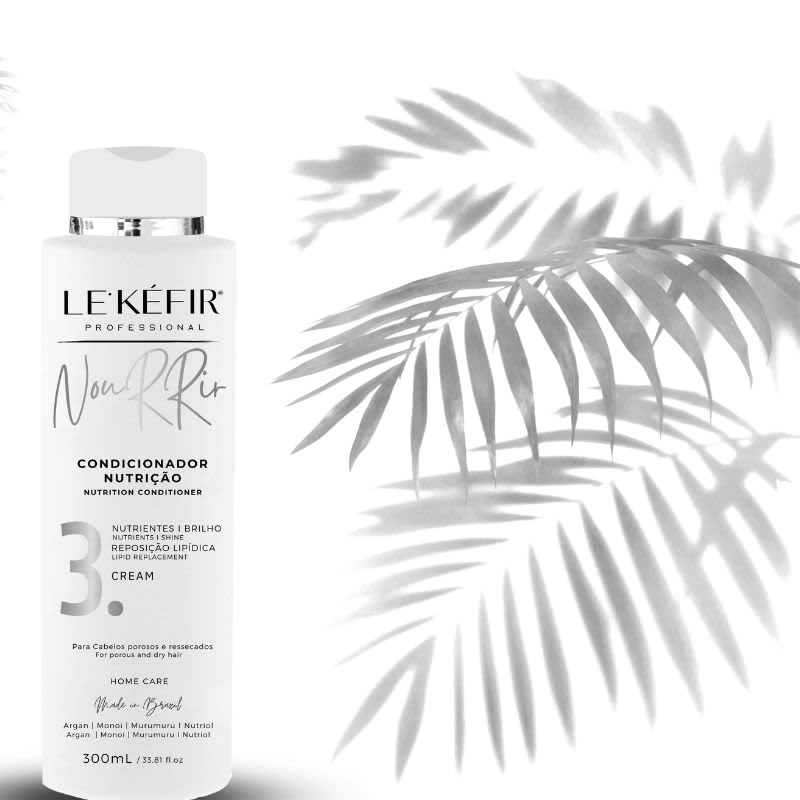 A imagem mostra o condicionador em destaque e ao fundo folhas de palmeira em tons cinza, dando um toque elegante e natural ao produto.