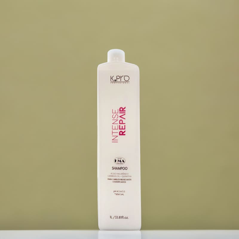 Shampoo para cabelos ressecados e danificados da marca K.Pro. Embalagem plástica branca opaca de 1 litro. Rótulo com o nome do produto "Intense Repair" em letras vermelhas e pretas, além de informações sobre a fórmula com ácido hialurônico e queratina.