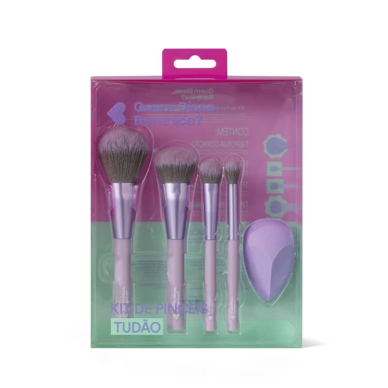 Kit de pincéis de maquiagem da marca Quem Disse, Berenice?. Embalagem plástica transparente com detalhes em roxo e verde. Contém quatro pincéis de maquiagem Acompanha um aplicador de esponja em formato de gota na cor roxa.