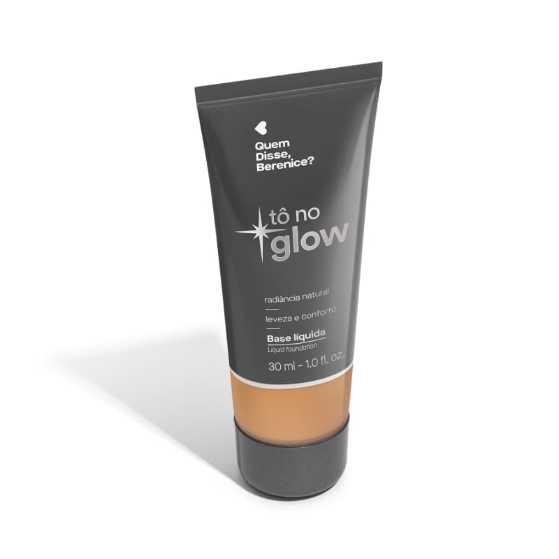 O produto apresentado é uma base líquida da marca Tô no Glow, com embalagem em tubo plástico de cor cinza escura. O rótulo exibe o nome da marca e o texto "Radiância natural, leveza e conforto" em letras brancas.