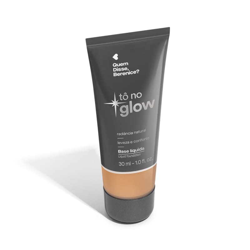 O produto apresentado é uma base líquida da marca Tô no Glow, com embalagem em tubo plástico de cor cinza escura. O rótulo exibe o nome da marca e o texto "Radiância natural, leveza e conforto" em letras brancas.