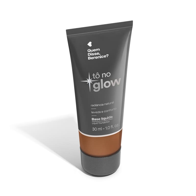 O produto apresentado é uma base líquida da marca Tô no Glow, com embalagem em tubo plástico de cor cinza escura. O rótulo exibe o nome da marca e o texto "Radiância natural, leveza e conforto" em letras brancas.