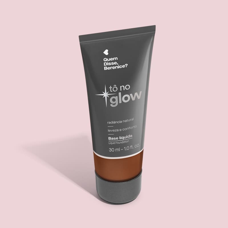 O produto apresentado é uma base líquida da marca Tô no Glow, com embalagem em tubo plástico preto e branco. O rótulo exibe o nome da marca e a descrição "Radiância natural, leveza e conforto". O produto é classificado como "Base líquida".