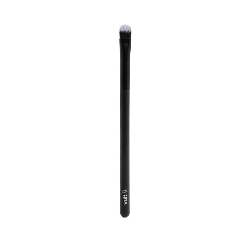 Pincel de maquiagem preto da marca Vult, com cerdas macias e ponta arredondada, ideal para aplicação de sombras e delineadores.