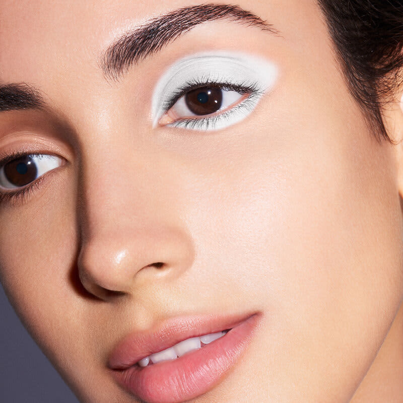 Shiseido Kajal InkArtist 10 Kabuki White - Lápis de Olho Multiuso 0,8g