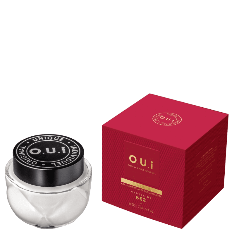 frasco de vidro transparente com tampa preta rotulada com o logotipo "O.U.I" e uma caixa externa vermelha com detalhes em relevo dourados. A caixa exibe o nome da marca, a descrição do produto em dourado e tem textura de trama.