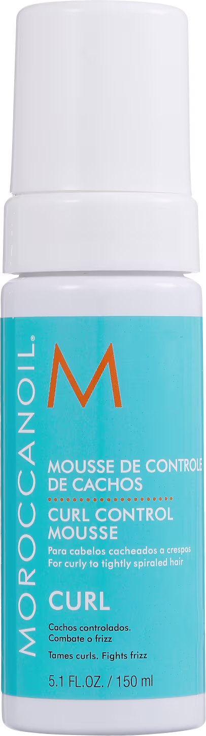 A imagem mostra o produto Moroccanoil Curl Control Mousse, embalagem cilíndrica na cor azul turquesa com tampa branca.  Traz o logotipo Moroccanoil em laranja.