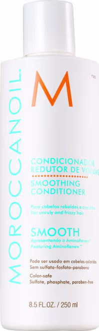 A imagem mostra o Condicionador Moroccanoil Smoothing 250ml. O frasco é branco, com capacidade de 1 litro, e tem uma bomba dosadora na parte superior para facilitar a aplicação. O design é minimalista, com o nome da marca em laranja e detalhes em azul.