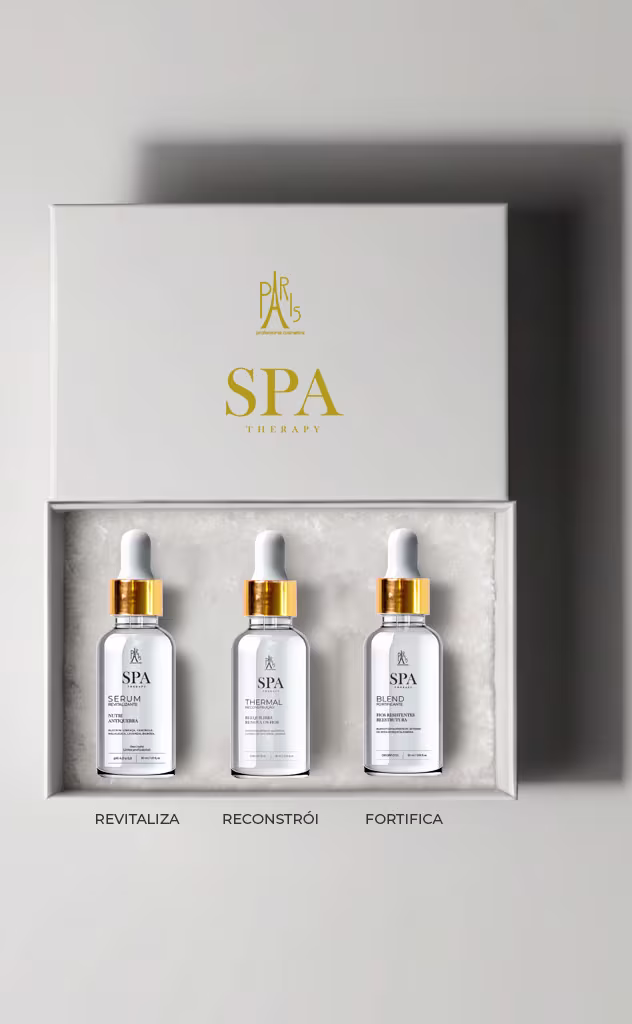 Este é um conjunto de produtos de terapia spa da marca Professional Paris Cosmetics. O conjunto consiste em três frascos de vidro transparente com tampas douradas, contendo óleos.