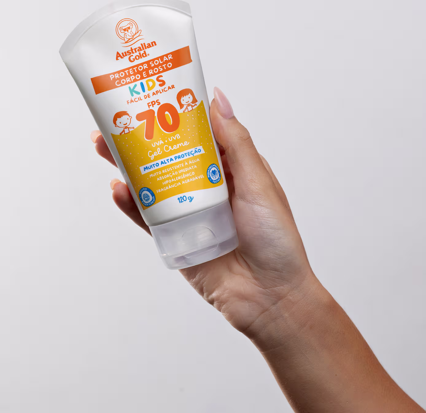 Mão feminina segurando o produto.