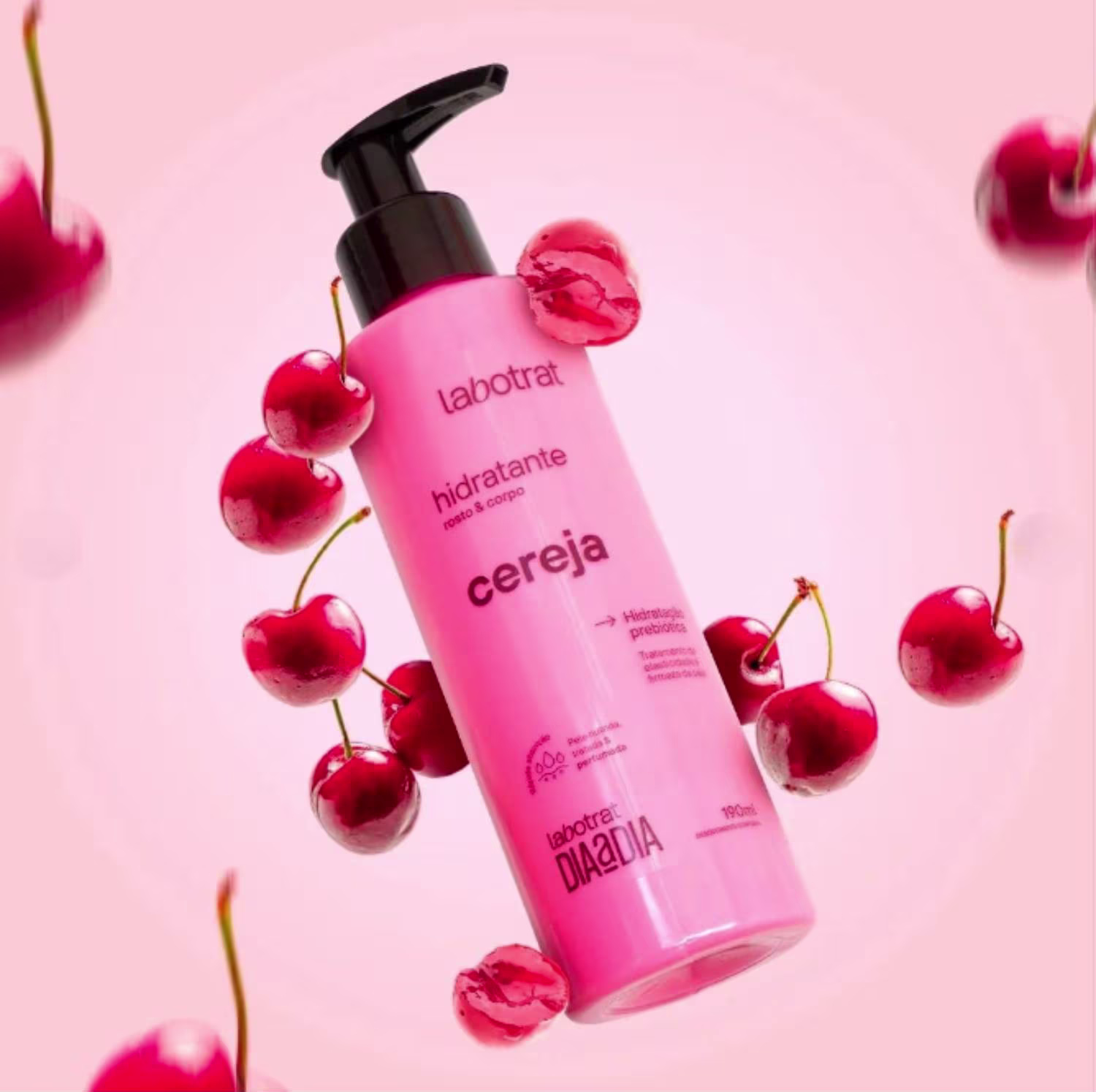 O produto apresentado é um hidratante corporal da marca Labotrat, na cor rosa. O frasco possui um design moderno com um rótulo que destaca o nome do produto "Cereja" e menciona que se trata de uma "Hidratação prebiótica".