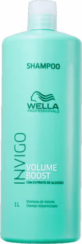 A imagem mostra o shampoo de Wella Professionals Invigo Volume Boost. Seu frasco é cilíndrico, grande na cor azul claro.