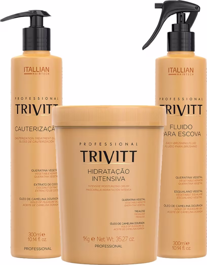 Três produtos da linha Trivitt da Itallian Hairtech: um frasco com bomba de 300ml, um pote de 1kg e outro frasco com bomba de 300ml, todos em embalagens com cores predominantes de amarelo e preto.