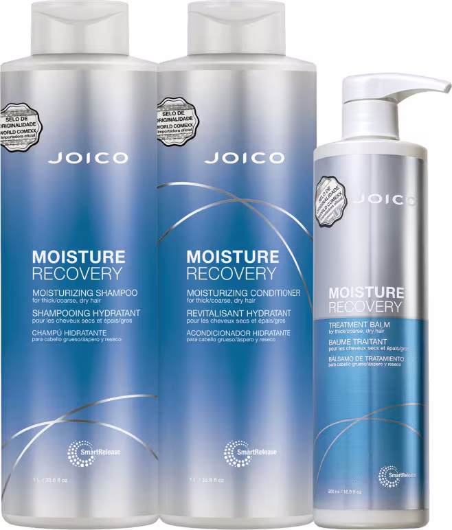 Shampoo e condicionador de 1 Litro e máscara de 500ml da linha Moisture Recovery marca Joico. Os frascos têm formato cilíndrico e as cores predominantes são branco e azul degradê.