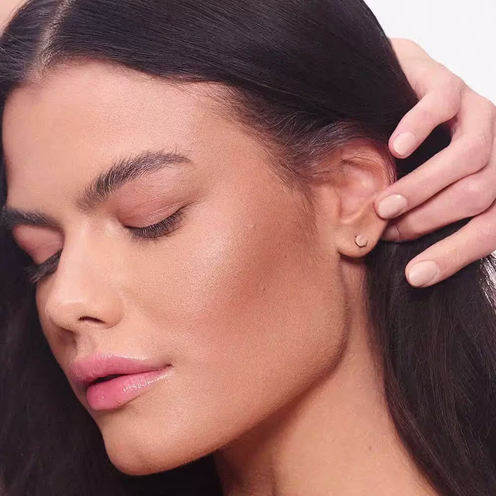A imagem mostra o efeito bronzeado do Mascavo Summer Glow Bronzer