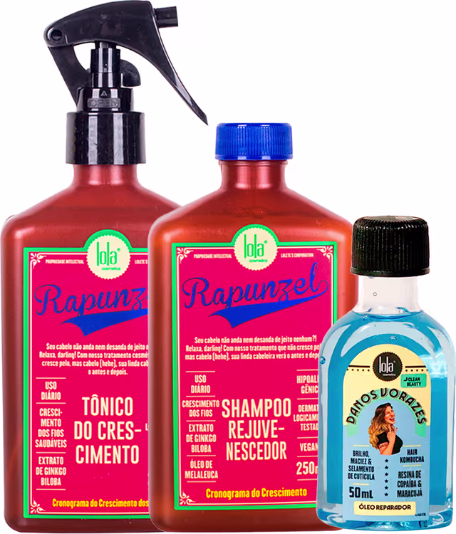 A imagem mostra 3 produtos de Lola From Rio. Um shampoo e um tônico capilar, ambos da linha rapunzel com frascos retangulares marrons e rótulos vermelhos. E ao lado um frasco menor de óleo capilar transparente com líquido azul claro.