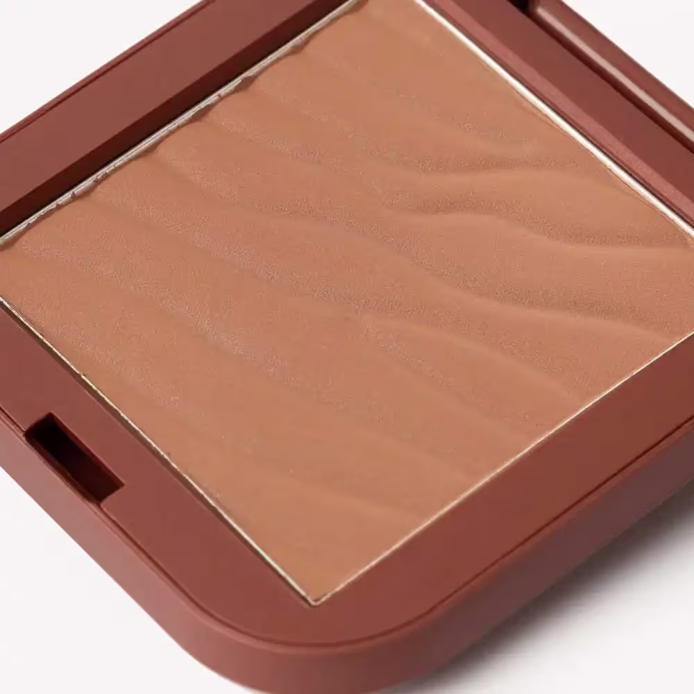 A imagem mostra a cor do pó bronzer na cor Golden Hour