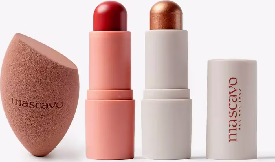 Kit Mascavo com: Mascavo ProBlender Esponja de maquiagem; Mascavo Glow Stick iluminador em bastão Brûlèe e Mascavo Flush Stick blush em bastão Hibiscus
