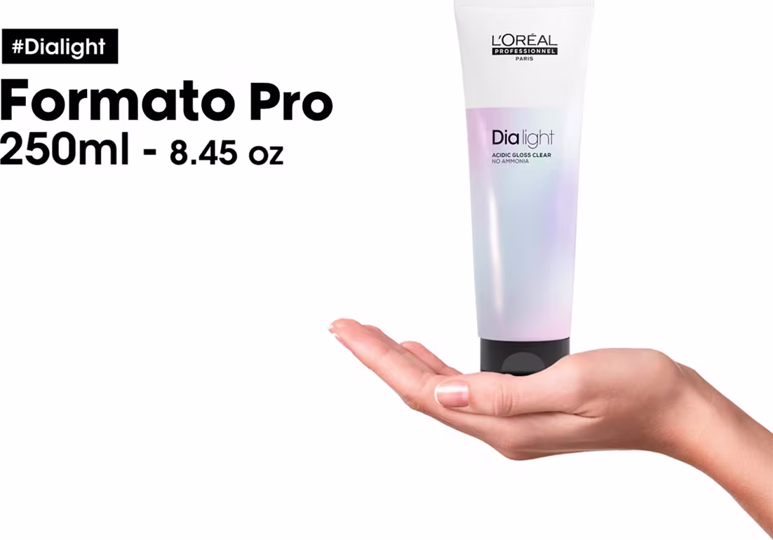 Produto de cuidado capilar da linha Dialight da L'Oréal Professionnel. Tubo plástico transparente contendo um gel ou creme perolado em tons de lilás e branco. Rótulo preto com o nome "Formato Pro" e a capacidade de 250ml.