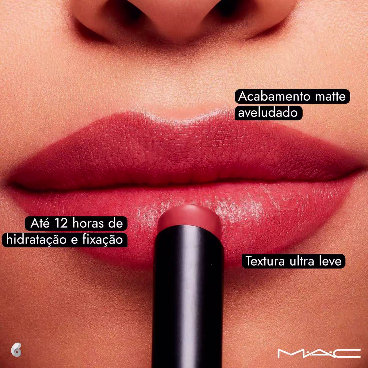 A imagem mostra a boca de uma mulher passando o batom e, em cima da imagem, com letras brancas e fundo preto, informações sobre acabamento, hidratação, fixação e textura.
