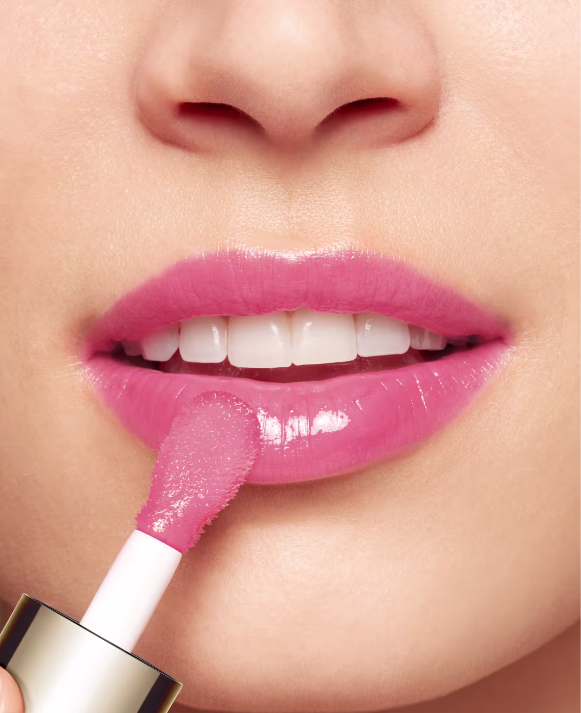 Modelo usando o Óleo Labial Clarins Lip Comfort Oil 02 Raspberry.