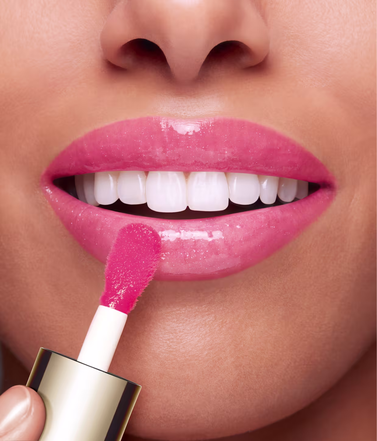 Modelo usando o Óleo Labial Clarins Lip Comfort Oil 02 Raspberry.