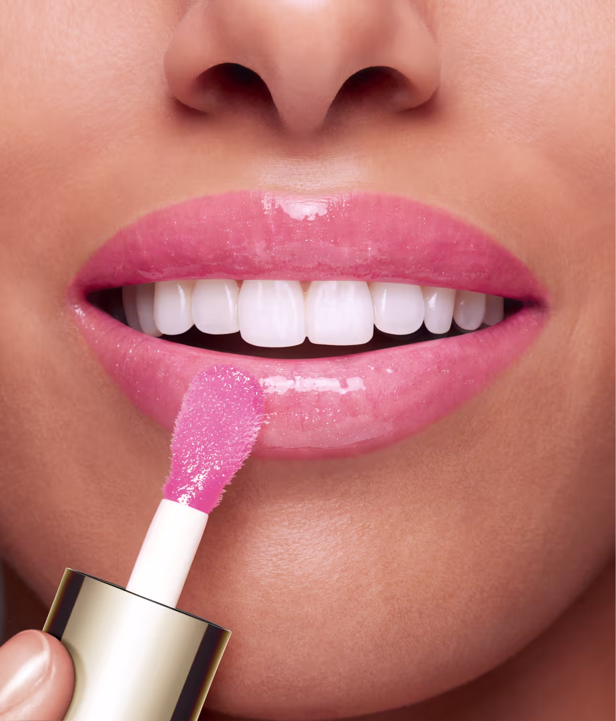 Modelo usando o Óleo Labial Clarins Lip Comfort Oil 04 Pitaya.