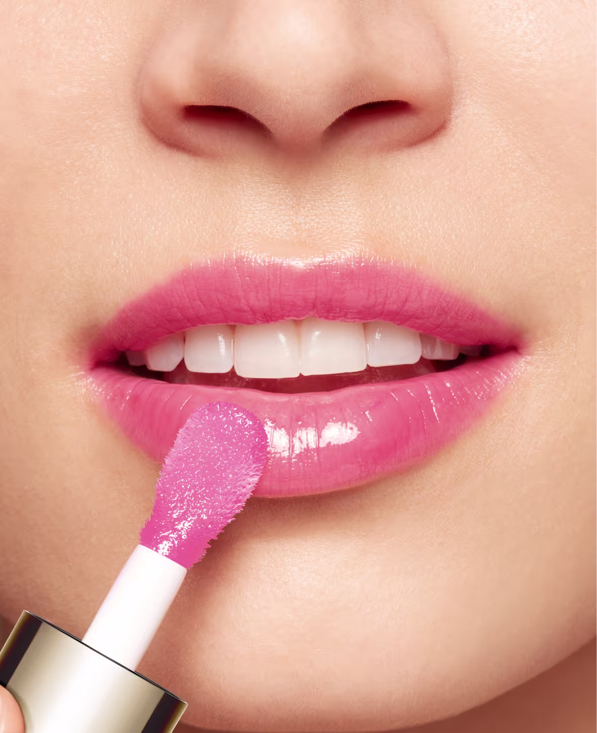 Modelo usando o Óleo Labial Clarins Lip Comfort Oil 04 Pitaya.