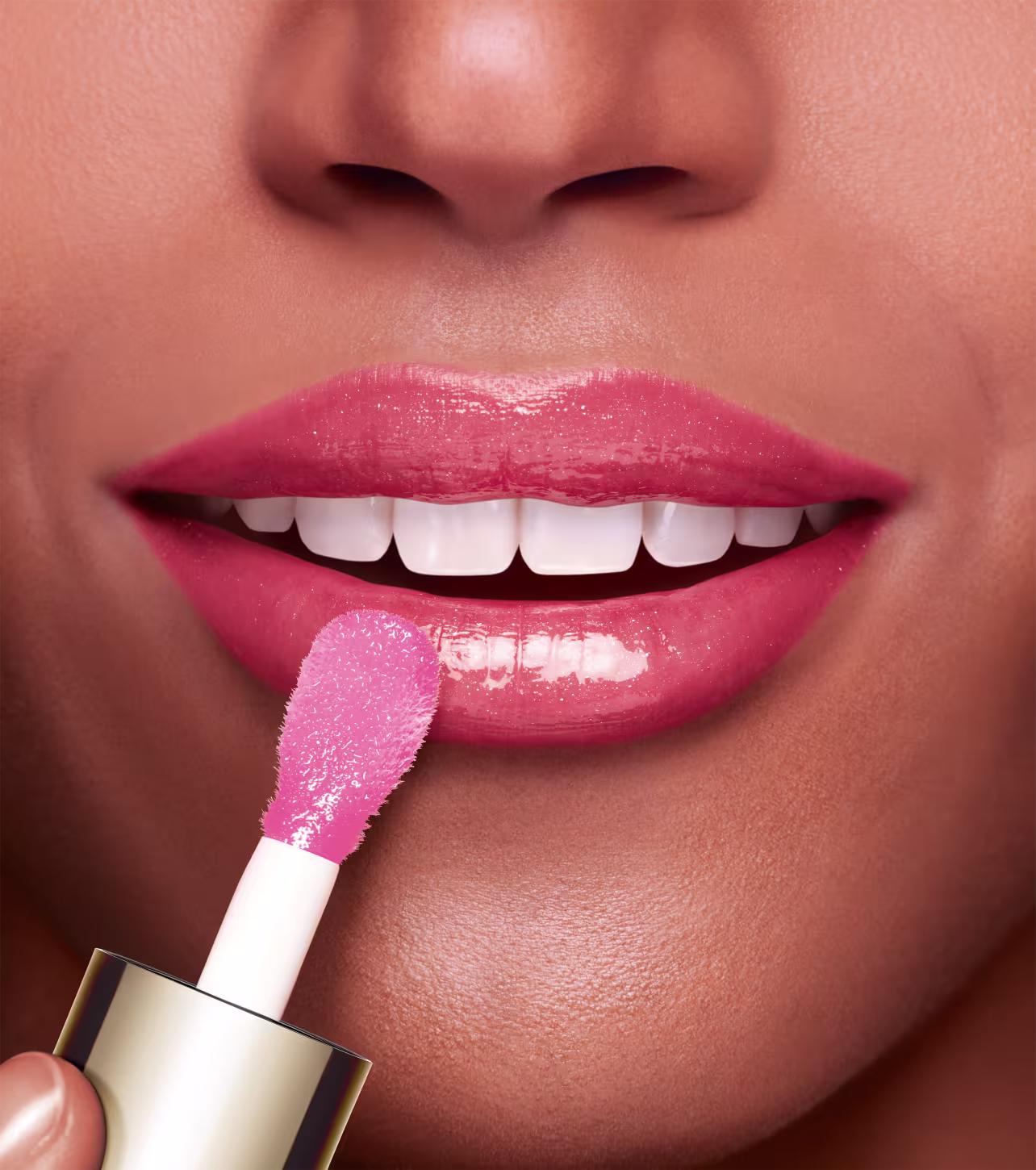 Modelo usando o Óleo Labial Clarins Lip Comfort Oil 04 Pitaya.