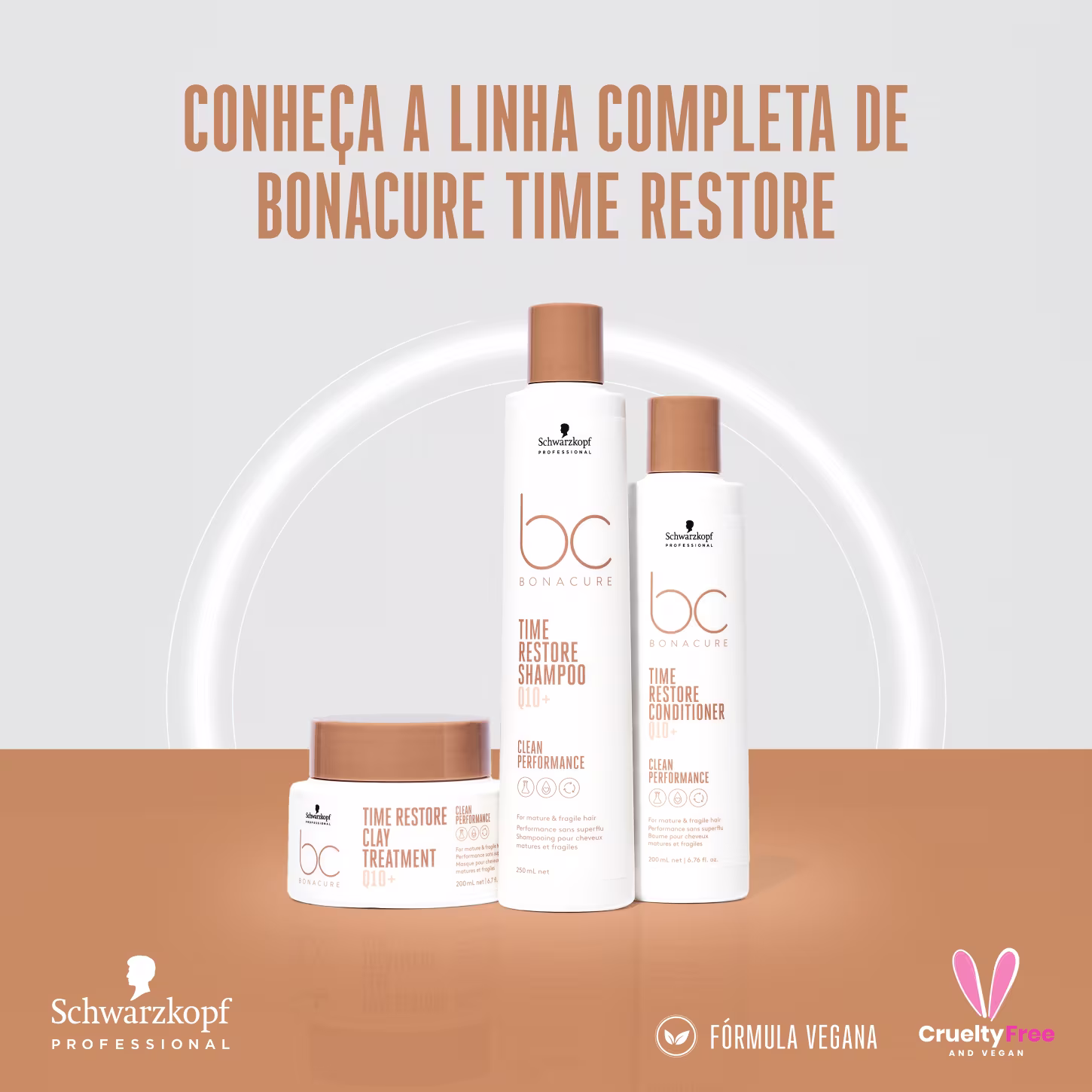 A imagem apresenta a linha de produtos, com shampoo, condicionador e máscara. Todos em embalagens brancas com detalhes marrom claro.