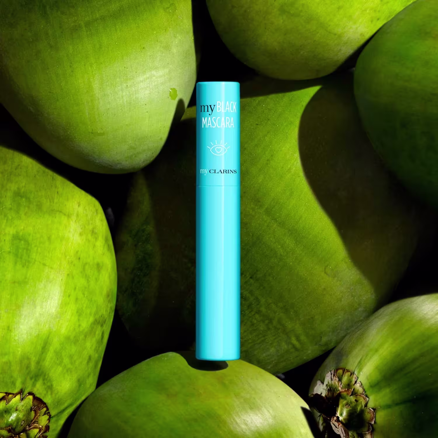 Clarins MyClarins My Black Mascara com fundo repleto de coco verde
