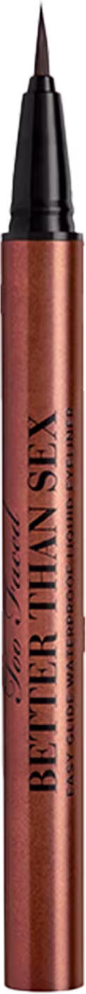 Delineador líquido de olhos da marca Too Faced. Embalagem alongada e fina de cor cobre metálico. Ponta fina para aplicação precisa. Rótulo na lateral com o nome da marca "Too Faced" e o nome do produto "Better Than Sex" em letras pretas sobre fundo cobre.