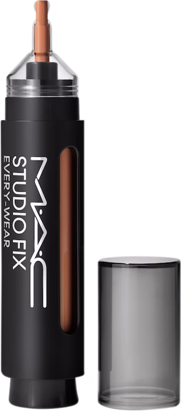Corretivo Studio Fix da marca M·A·C, embalagem em formato de caneta com frasco preto e parte transparente para mostrar a cor do produto. Ao lado a tampa em tom preto translúcido. Cores predominantes são preto e branco.