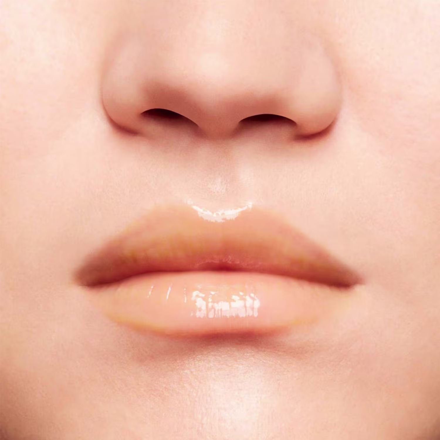 A imagem mostra a boca de uma mulher usando o balm.