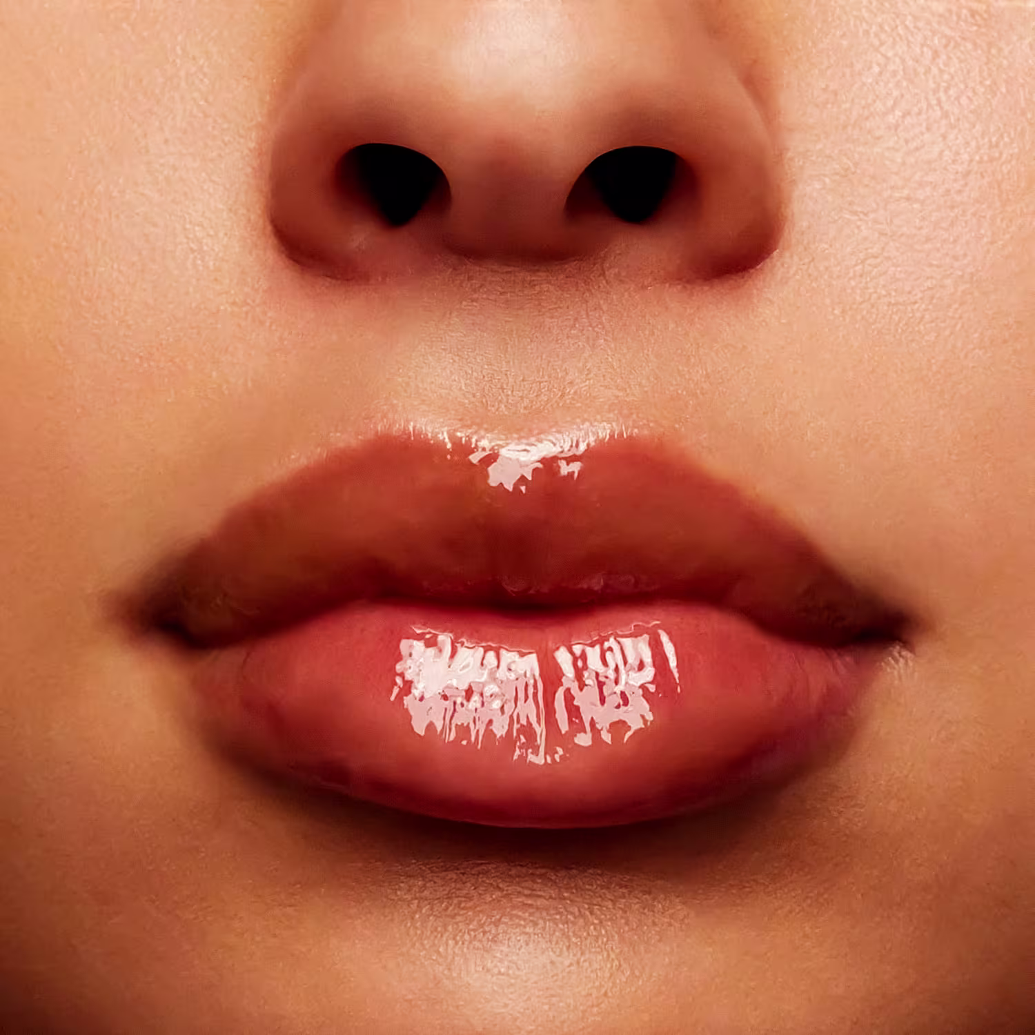 A imagem mostra a boca de uma mulher usando o balm.