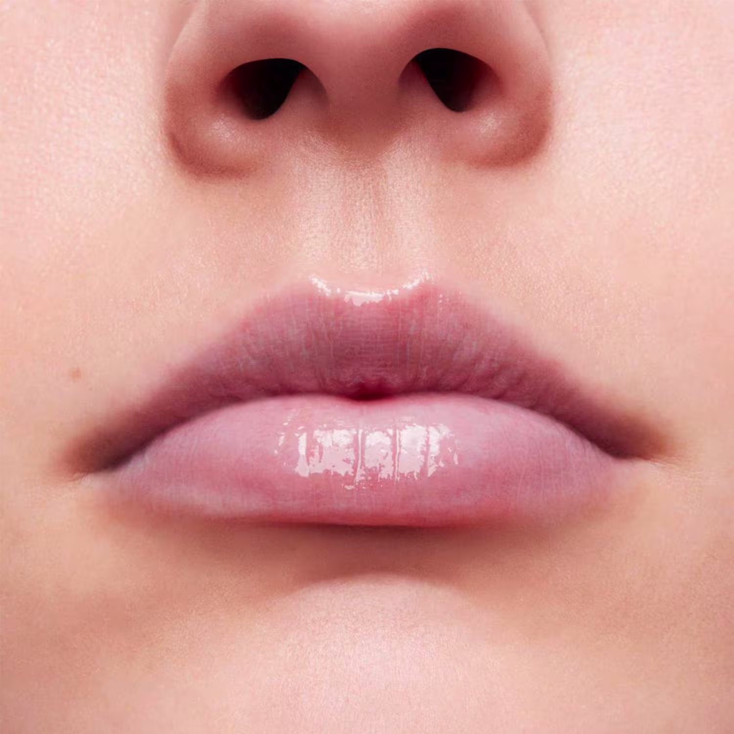 A imagem mostra a boca de uma mulher usando o balm.