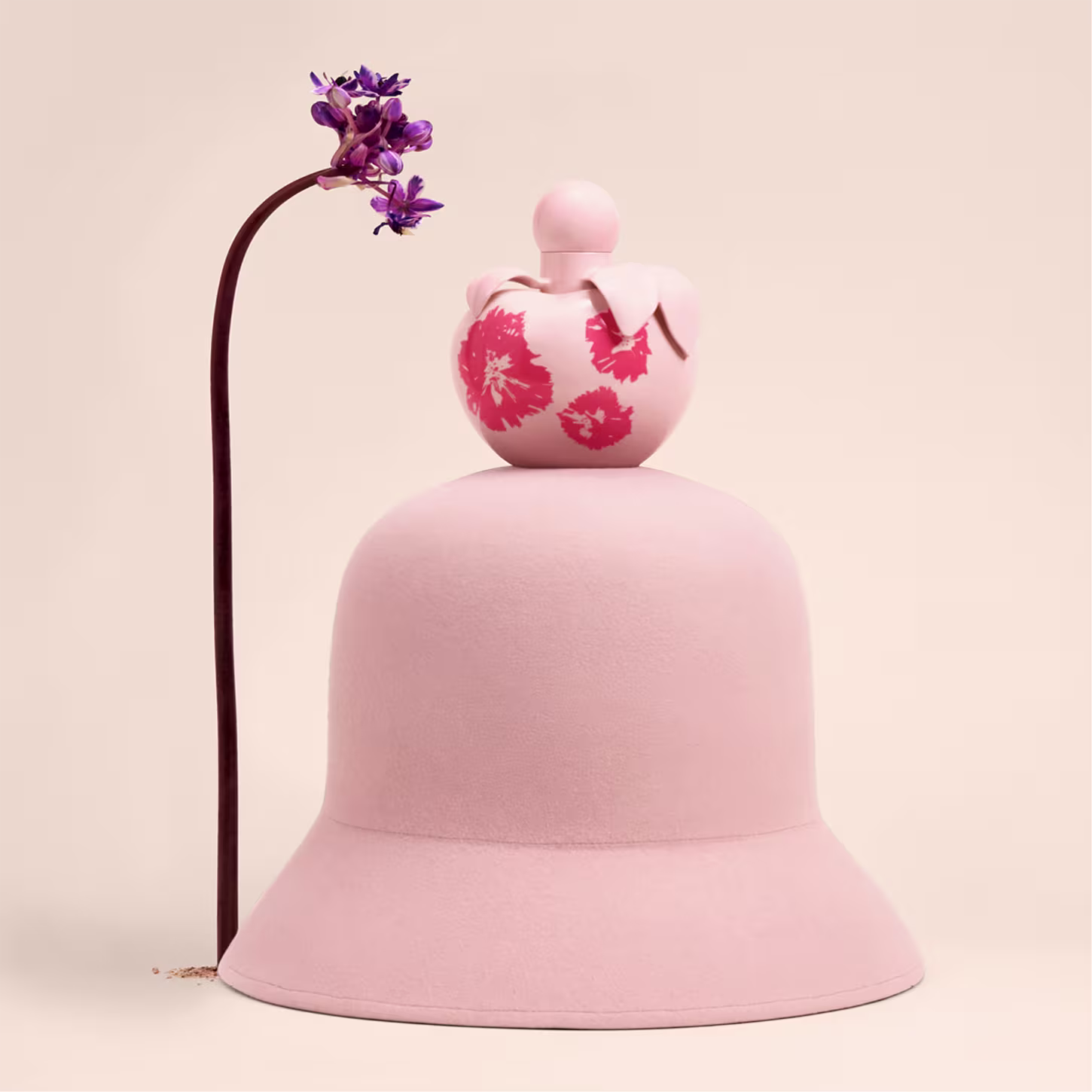 Conjunto de produtos Nina Ricci Nina Fleur. Frasco de perfume transparente em formato de coração com detalhes florais vermelhos. Loção corporal branca em tubo cilíndrico com o nome "Nina Fleur" impresso.