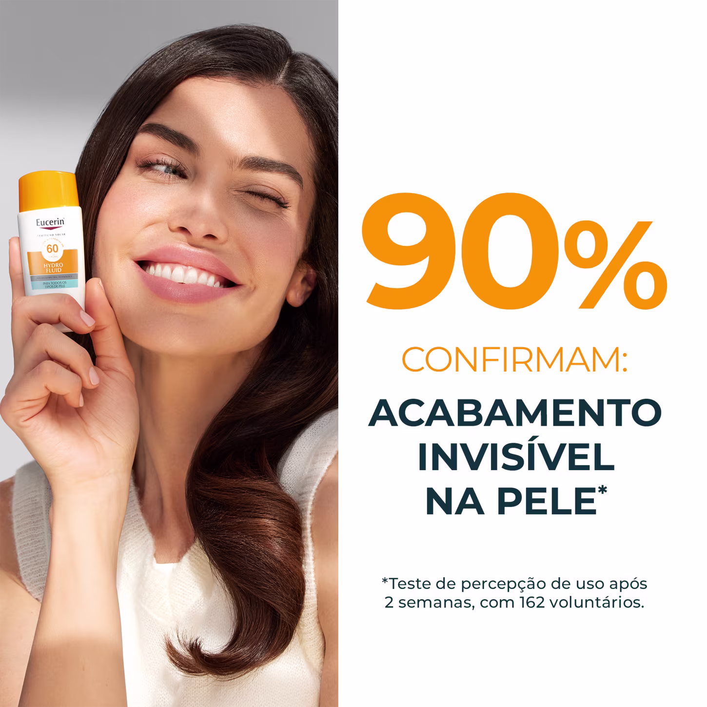 Uma mulher sorridente segurando um item de perfumaria da marca Eucerin com fator de proteção solar 60. O texto visível na embalagem confirma que o produto proporciona "acabamento invisível na pele" em 90% dos casos.