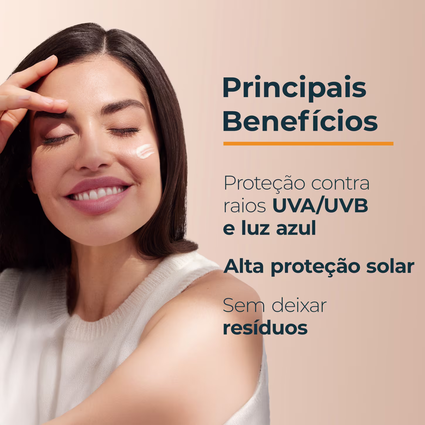 Mulher sorrindo com produto de proteção solar em embalagem branca com texto "Principais Benefícios: Proteção contra raios UVA/UVB e luz azul, alta proteção solar, sem deixar resíduos".