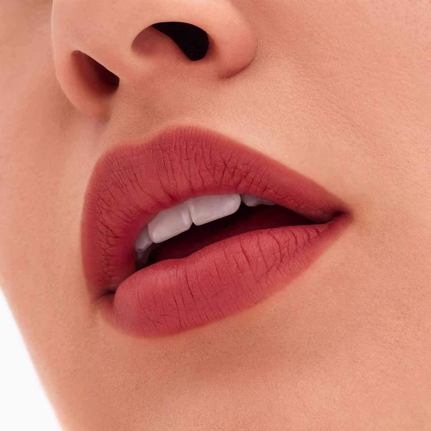 Esta é uma imagem de close-up de lábios femininos com batom mate em um tom de vermelho terracota intenso. Os lábios estão ligeiramente entreabertos, revelando dentes brancos. A textura do batom parece ser aveludada e opaca, com um acabamento matte.