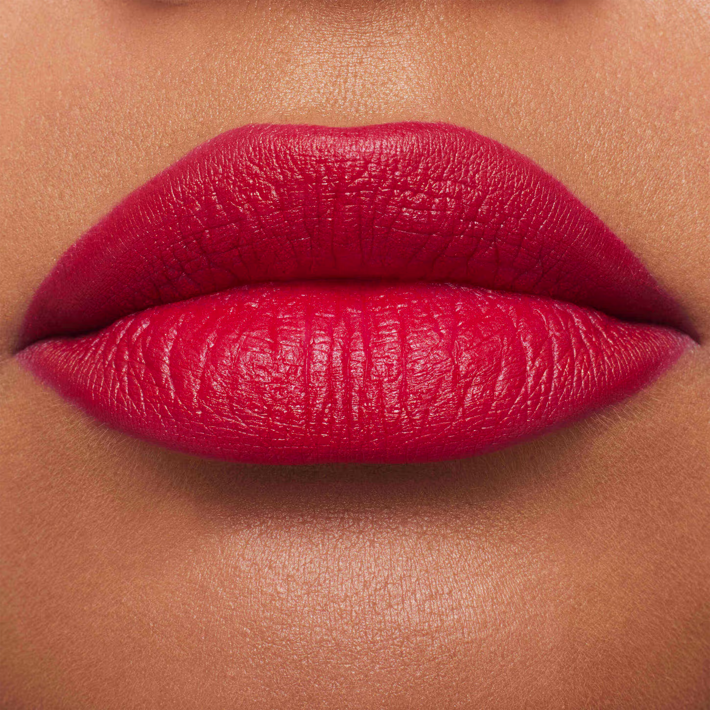 Lábios coloridos com o batom. Um produto de maquiagem labial de alta qualidade e pigmentação rica, projetado para realçar e destacar os lábios.