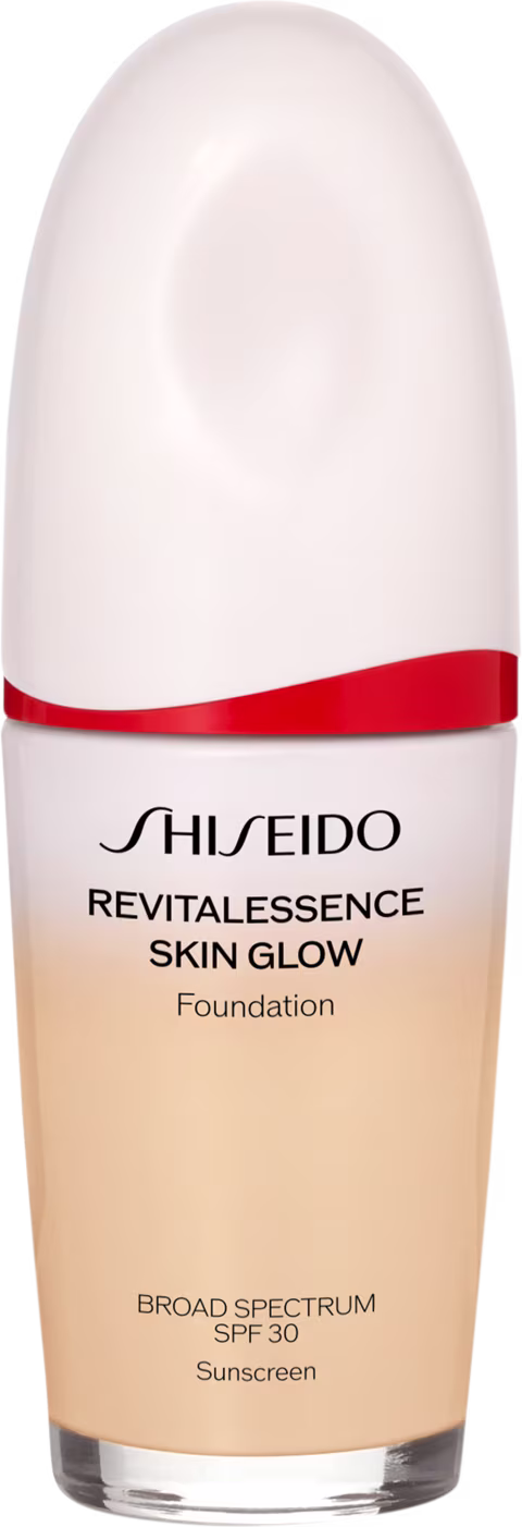 Base facial da marca Shiseido., Embalagem em forma de frasco plástico oval com uma faixa vermelha na parte superior. Rótulo indicando "Revitalessence Skin Glow Foundation" em letras pretas.