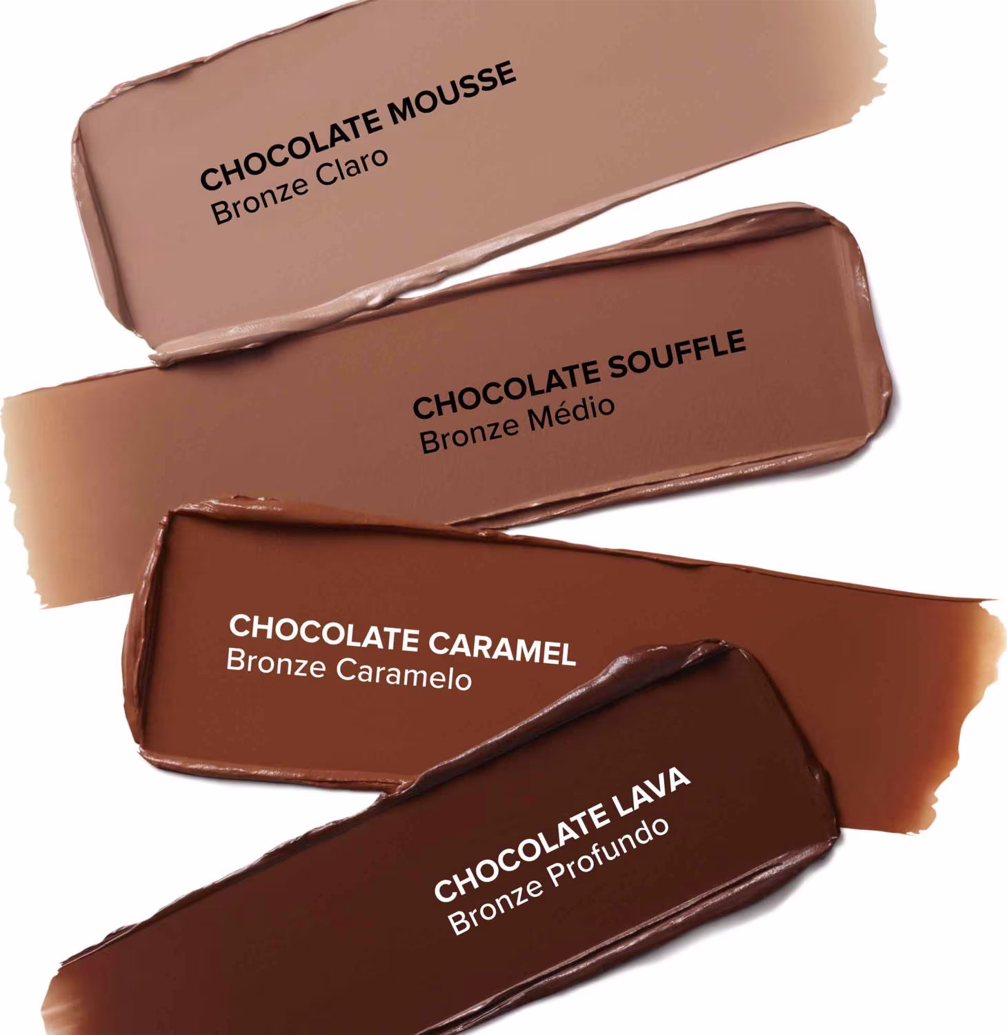 A imagem mostra os quatro diferentes tons de marrom do bronzer. Têm formatos retangulares "Chocolate Mousse" (Bronze Claro), "Chocolate Souffle" (Bronze Médio), "Chocolate Caramel" (Bronze Caramelo) e "Chocolate Lava" (Bronze Profundo).