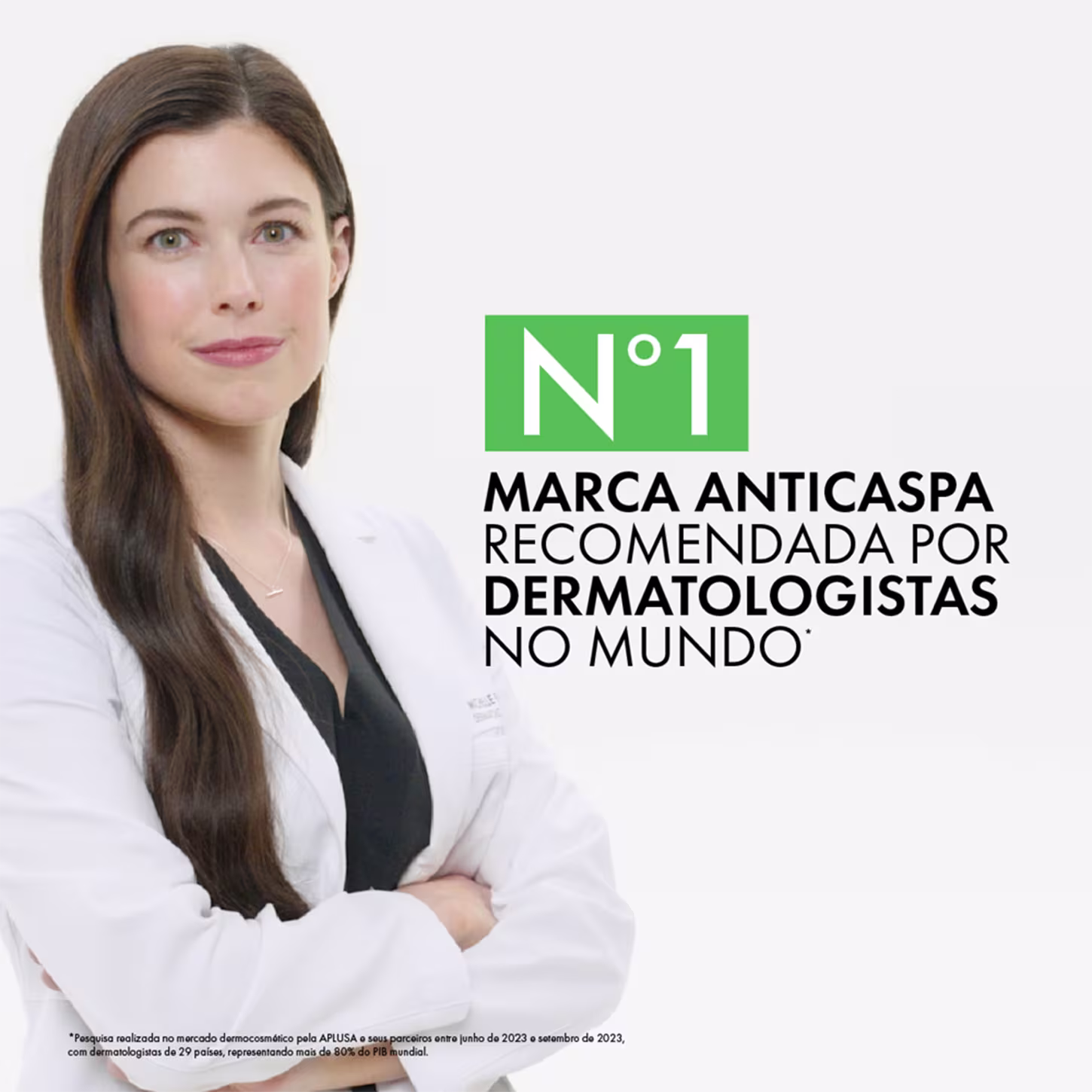 A imagem apresenta uma mulher de cabelos castanhos usando um jaleco branco, com os braços cruzados. Ao lado da imagem, há um texto que indica que Vichy Dercos Anticaspa é recomendado por dermatologistas no mundo todo e a marca número 1 nessa categoria.