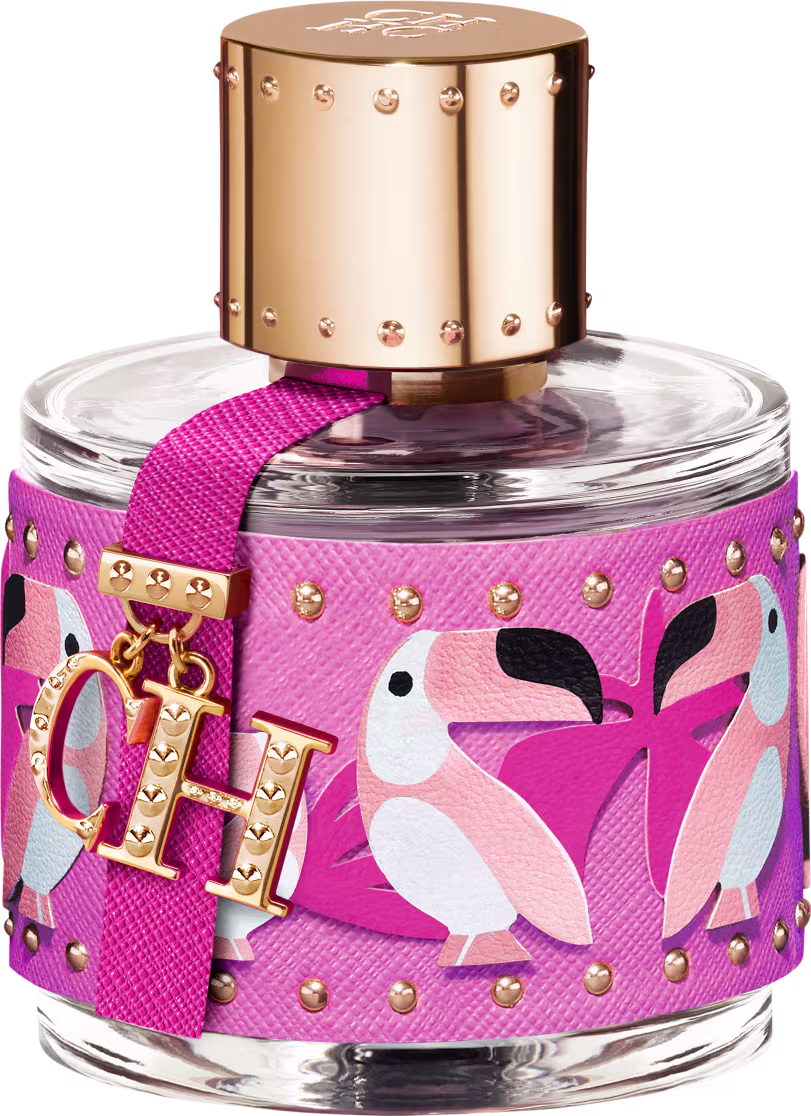 A imagem mostra um frasco de perfume, em vidro, redondo, com tampa dourada, envolto em uma capa texturizada rosa com pássaros branco e rosa e detalhes dourados. Tem também um chaveiro pendurado com as letras CH, logo da marca.