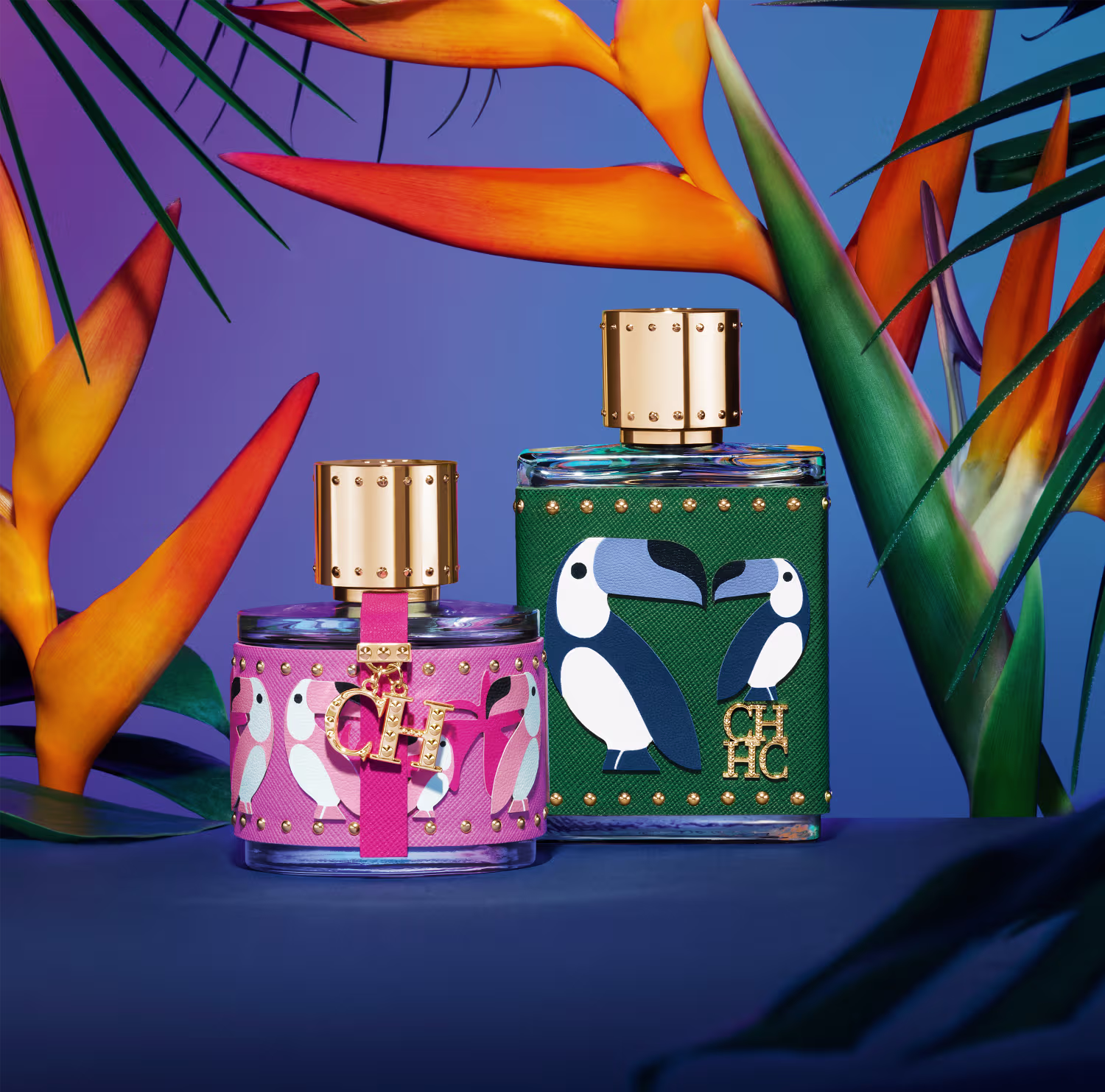 A imagem mostra dois frascos de perfume. Na esquerda o CH Birds of Paradise e, na direita, um frasco em formato retangular, com tampa dourada, capa cor verde, que cobre o frasco, detalhes dourados e o desenho de dois pássaros azuis com logo da marca.